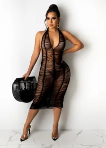Vestido de playa sexy negro calado y transparente con diseño halter y textura única.