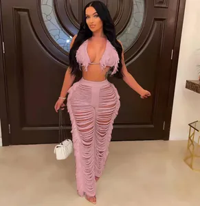 Vue détaillée du haut de bikini en tricot à franges roses et du pantalon de plage assorti