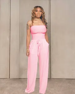 Combinaison rose élégante sans bretelles à jambes larges avec un corsage smocké chic
