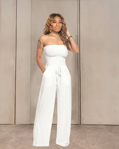 Vue complète de la combinaison blanche sans bretelles avec bustier froncé et jambes larges