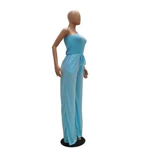 Vue de profil détaillée d'une combinaison bustier bleu clair à jambes larges sur mannequin