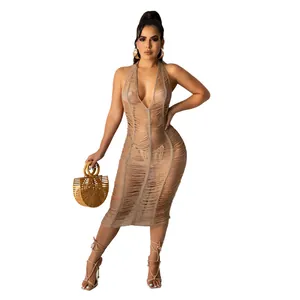 Detalle del intrincado tejido de ganchillo calado de este sexy vestido de playa