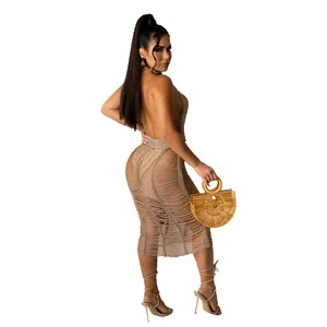 Detalle de vestido de playa sexy beige de ganchillo con diseño de espalda abierta chic