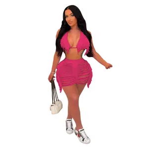 Detailansicht eines fuchsiafarbenen Fransen-Bikinis und Distressed-Shorts am Modell
