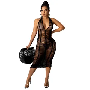 Detalle del vestido de playa sexy de malla negra transparente con diseño de cuello halter