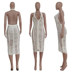 Vista detallada en tres direcciones de un vestido de playa midi calado beige muy sexy.