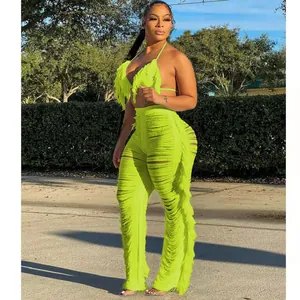 Vue détaillée d'un ensemble de plage tricoté vert lime néon avec haut de bikini à franges