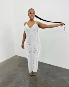 Dettaglio di un abito bianco a maglia traforato con scollo a V senza maniche