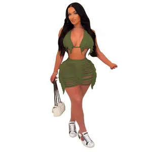 Detailansicht von Damen-Bikini-Set aus olivgrünem Strick mit Fransen und passenden Shorts