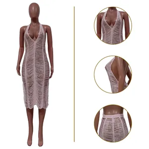 Vista detallada de vestido playero halter rosa calado con intrincado tejido de flecos
