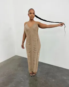Abito lungo in maglia beige con scollo a V e dettagli traforati a frange