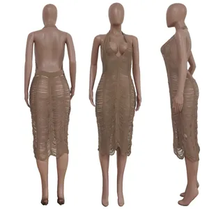 Vistas detalladas de vestido de playa sexy calado con cuello halter y espalda al aire