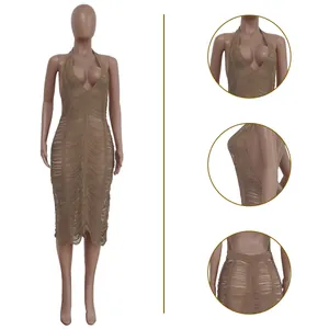 Vistas detalladas del sexy vestido de playa marrón calado y transparente para mujer