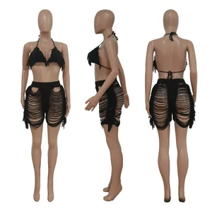 Dreiseitige Ansicht des schwarzen Strick-Bikini-Shorts-Sets mit Fransen und Distressed