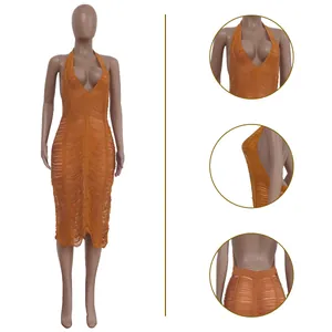 Detalle de un vestido de playa sexy naranja jengibre con flecos y cuello halter para mujer