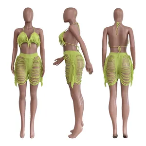 Detailansicht eines neongrünen Strick-Bikini- und Distressed-Shorts-Sets an der Schaufensterpuppe
