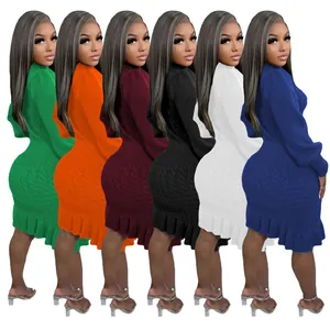Abiti in maglia a trecce con collo alto e balze, che mostrano sei diverse opzioni di colore