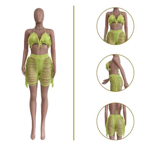 Detailansichten von vorne, der Seite und hinten des hellgrünen Strick-Bikini-Sets mit Fransen