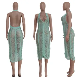 Detalle de vestido de playa calado verde menta con cuello halter y espalda descubierta