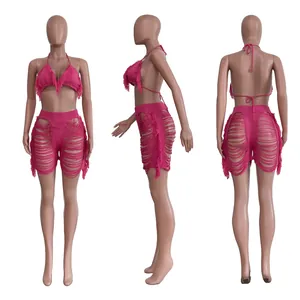 Strick-Bikini-Set in Rosa mit Fransen-Halterneck-Top und destroyed Shorts Details