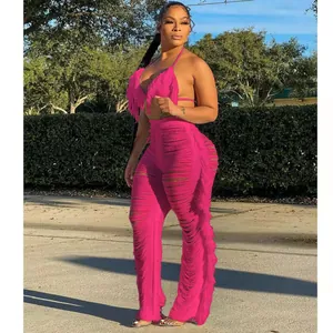 Gros plan d'un ensemble de bikini rose à franges avec son pantalon de plage en tricot assorti