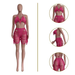 Detaillierte Makroansichten des pinken Strick-Bikini-Sets mit Fransen für Damen