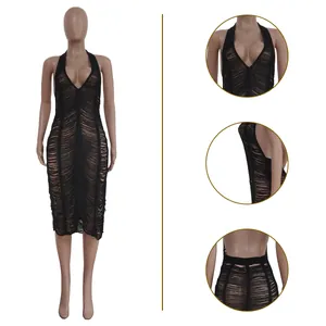 Detalles del vestido de playa sexy negro transparente y calado sobre maniquí de costura