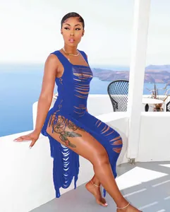 Nahaufnahme blaues Strandkleid aus Strick mit Lochmuster, Fransen und Cut-outs.