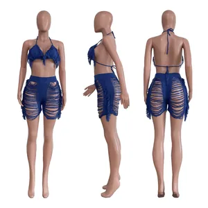 Blaues Strick-Bikini-Set mit zerrissenen Fransen-Shorts auf Schaufensterpuppe