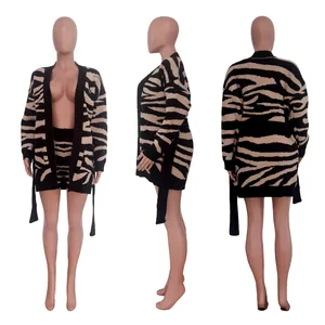 Gedetailleerd drievoudig aanzicht van gebreid vest en shortset met zebraprint