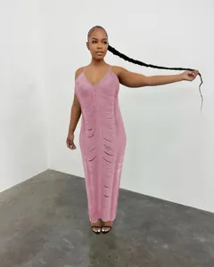 Elegante abito midi rosa lavorato a maglia senza maniche con scollo a V e frange