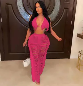 Vue détaillée du haut de bikini rose à franges et du pantalon de plage en tricot assorti