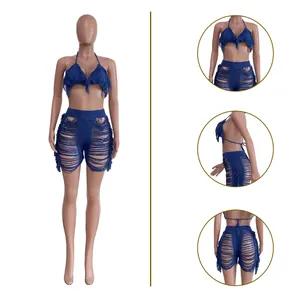 Detaillierte Ansicht des blauen Strick-Sets mit Quasten-Oberteil und Ripped-Shorts