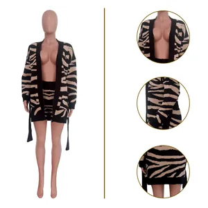 Gedetailleerde weergave van de gebreide set met zebraprint voor dames met vest en short.