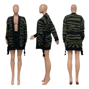 Drie-zijdige weergave van groen-zwarte zebra-gebreide cardigan en bijpassende short