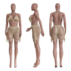 Umfassende Detailansicht des beigen Häkel-Bikini-Sets mit Fransen und Distressed-Stricktextur.