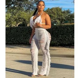 Ensemble deux pièces blanc avec haut de bikini au crochet à franges et pantalon de plage.