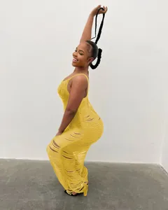 Modella indossa un abito lungo lavorato a maglia giallo sexy senza maniche con scollo a V