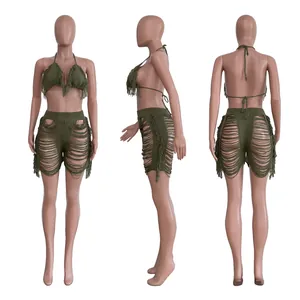 Olivgrünes zweiteiliges Strick-Bikini-Set mit Fransentop und zerrissenen Shorts