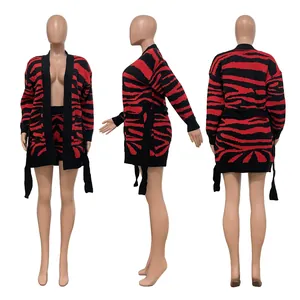Gedetailleerde driewegweergave van rood-zwarte gebreide vest en short set met dierenprint dames