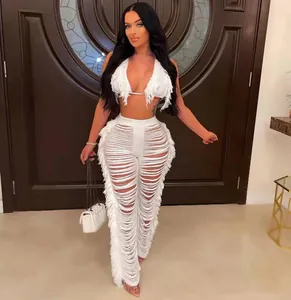 Ensemble deux pièces blanc avec haut de bikini à franges et pantalon de plage en tricot
