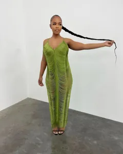 Vista intera di un abito lungo in maglia verde oliva con frange e scollo a V su modella.