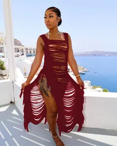 Detailansicht dunkelrotes Häkel-Strandkleid mit Fransen in Urlaubsatmosphäre