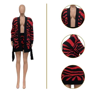 Detailweergave van rood en zwart gestreepte gebreide cardigan en korte broek set
