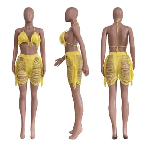 Detaillierte Dreifachansicht des gelben Häkelbikini-Sets mit Fransen und Shorts