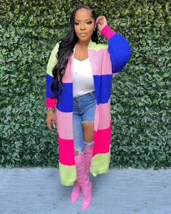 Détail d'un long gilet en maille color-block pour femme avec des rayures vives