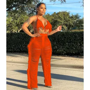 Gros plan d'un haut de bikini en tricot orange à franges avec pantalon de plage assorti