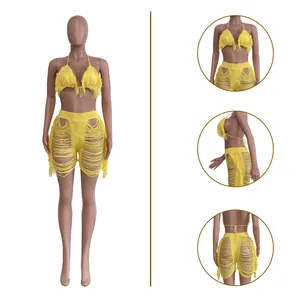 Detailansichten des gelben Strick-Bikini-Sets mit ausgefransten Shorts und Oberteil