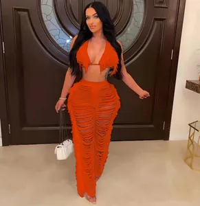Vue détaillée du haut de bikini à franges orange et du pantalon de plage assorti