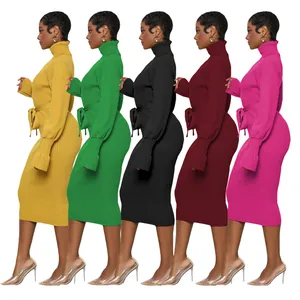 Détails des cinq couleurs de la robe midi en tricot côtelé à col roulé avec ceinture.